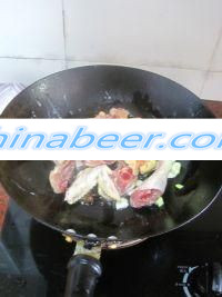 胡萝卜洋葱焖鸡块的家常做法第3步图片步骤 caipu.chinabeer.com